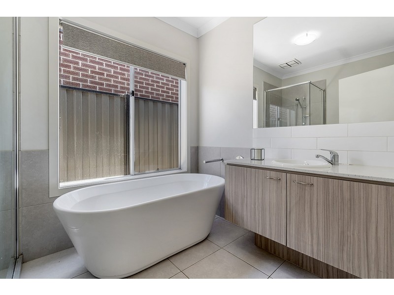 11 Pioneer Street, Craigieburn VIC 3064