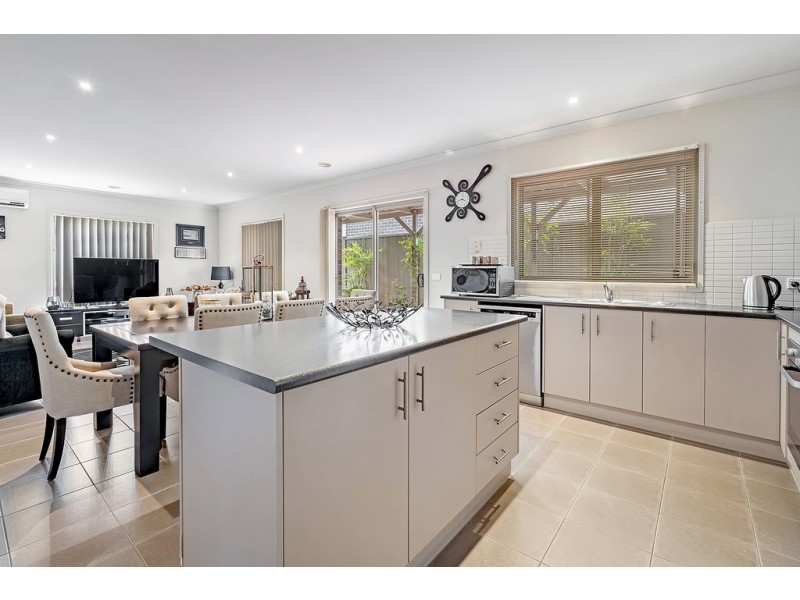 5 Flagstaff Loop, Craigieburn VIC 3064