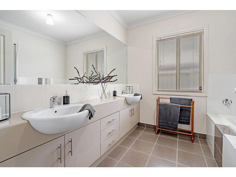 5 Flagstaff Loop, Craigieburn VIC 3064