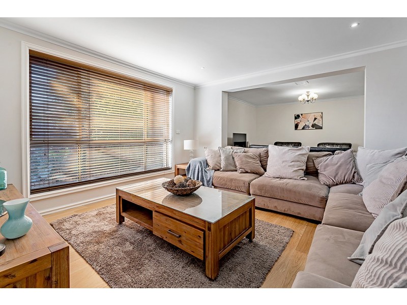 3 Sutherland Way, Roxburgh Park VIC 3064