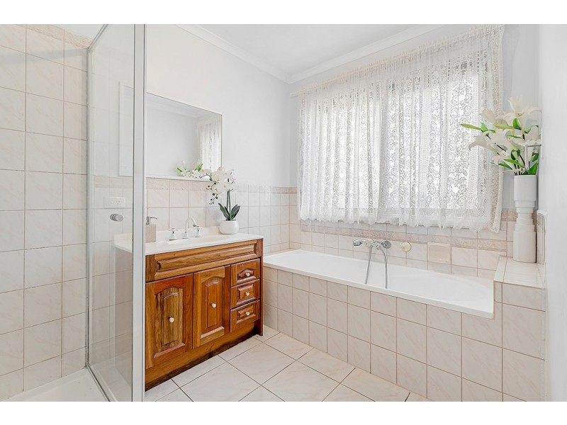 3 Sutherland Way, Roxburgh Park VIC 3064