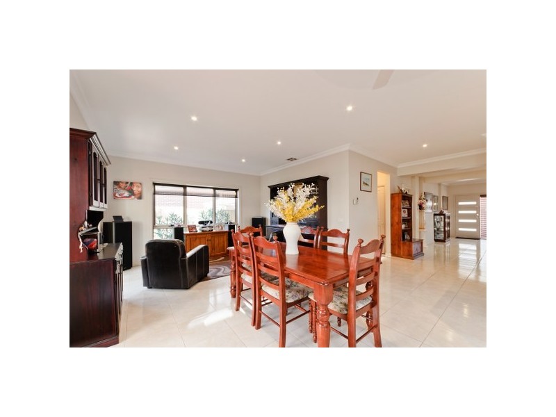 25 Long Island Circuit, Craigieburn VIC 3064