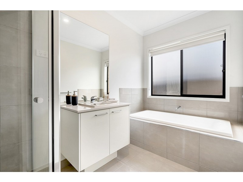 4 Roebling Street, Craigieburn VIC 3064