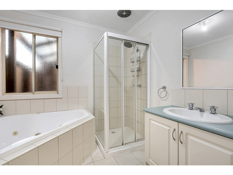 8 Orlando Drive, Roxburgh Park VIC 3064