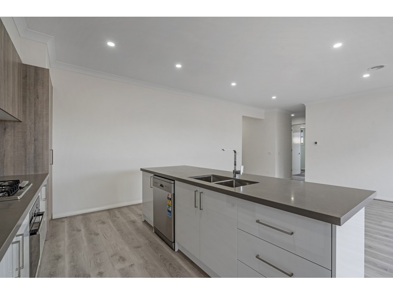 22 Sudbury Street, Mickleham VIC 3064