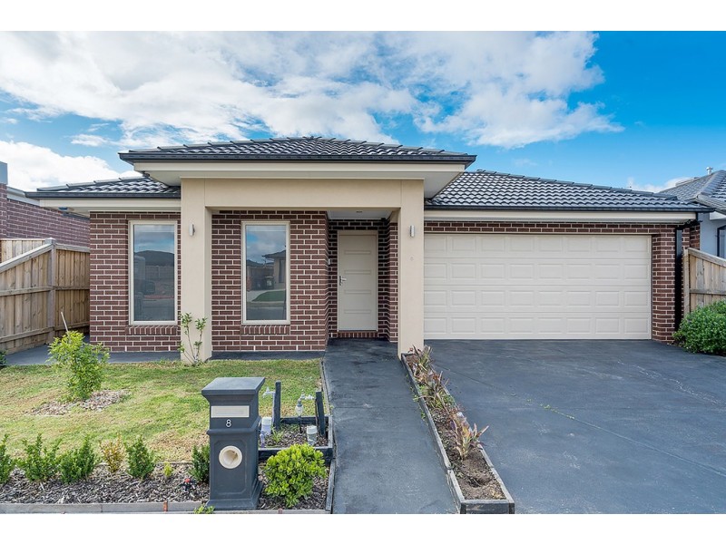 8 Kinkora Avenue, Mickleham VIC 3064