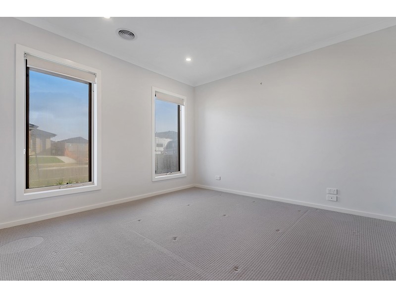 8 Kinkora Avenue, Mickleham VIC 3064