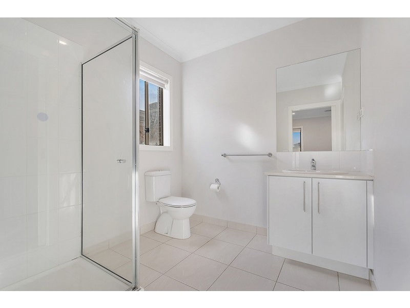 8 Kinkora Avenue, Mickleham VIC 3064