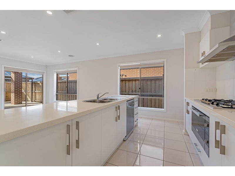 8 Kinkora Avenue, Mickleham VIC 3064