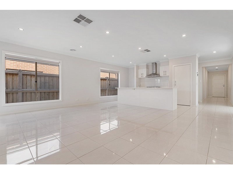 8 Kinkora Avenue, Mickleham VIC 3064