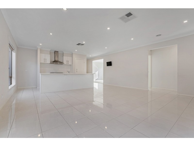 8 Kinkora Avenue, Mickleham VIC 3064