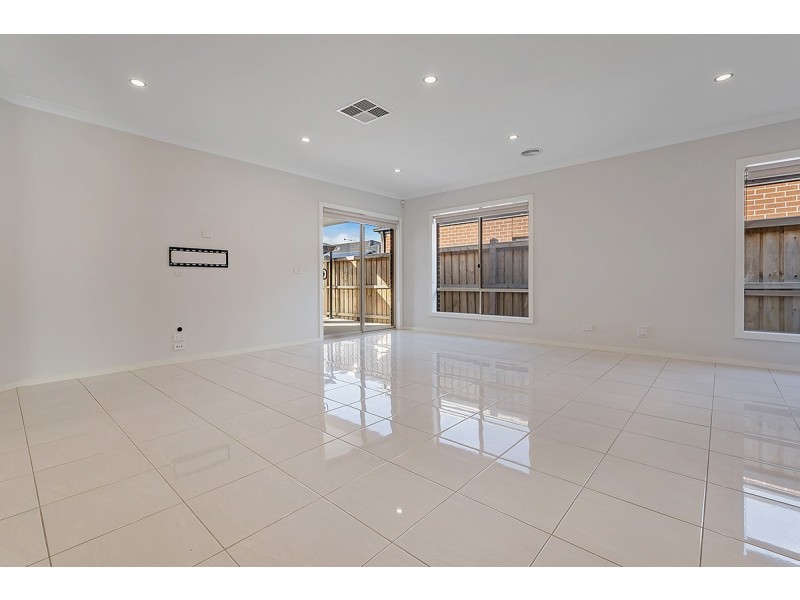 8 Kinkora Avenue, Mickleham VIC 3064