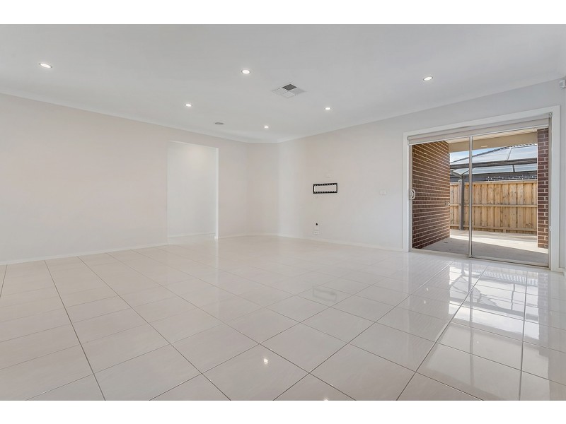 8 Kinkora Avenue, Mickleham VIC 3064