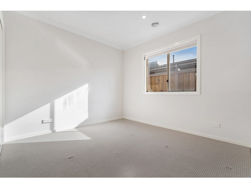 8 Kinkora Avenue, Mickleham VIC 3064