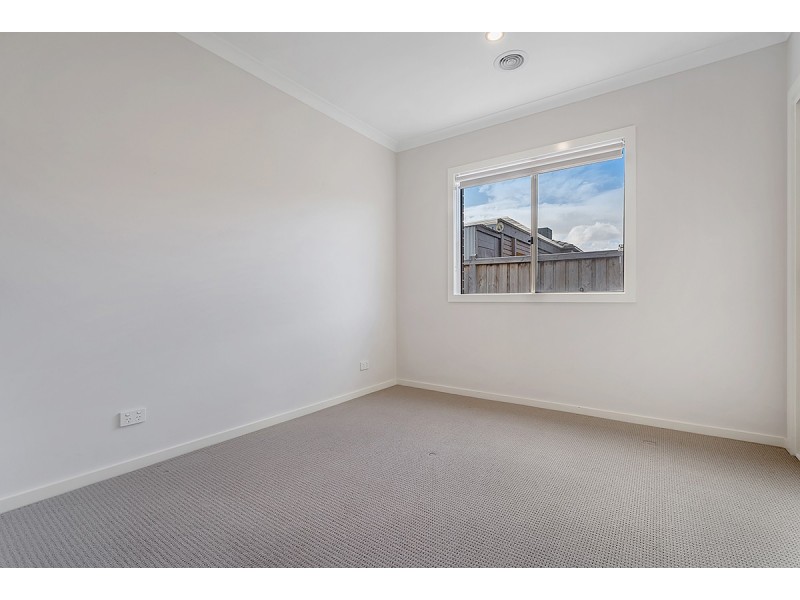 8 Kinkora Avenue, Mickleham VIC 3064