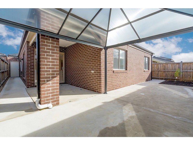 8 Kinkora Avenue, Mickleham VIC 3064