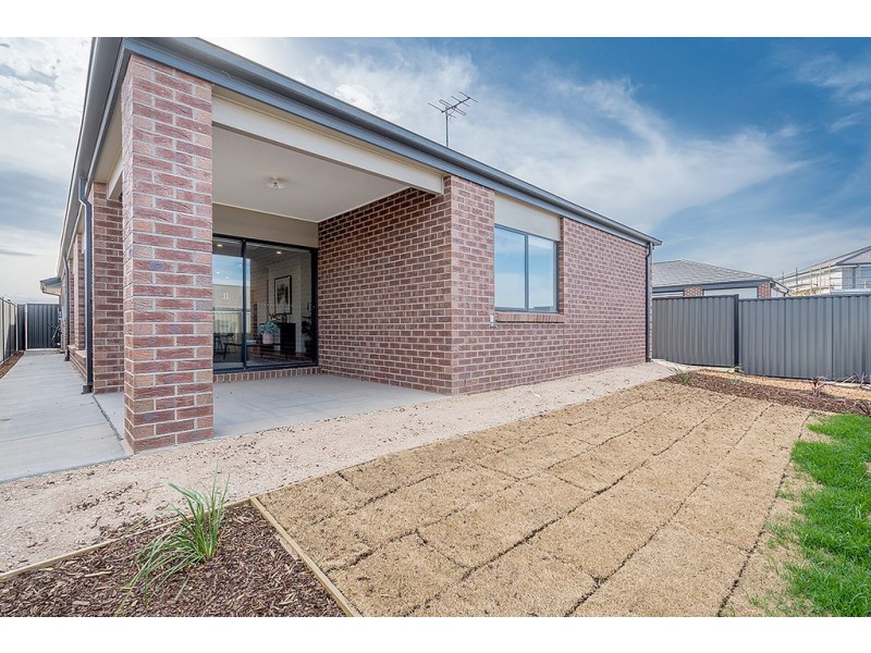 4 Roebling Street, Craigieburn VIC 3064