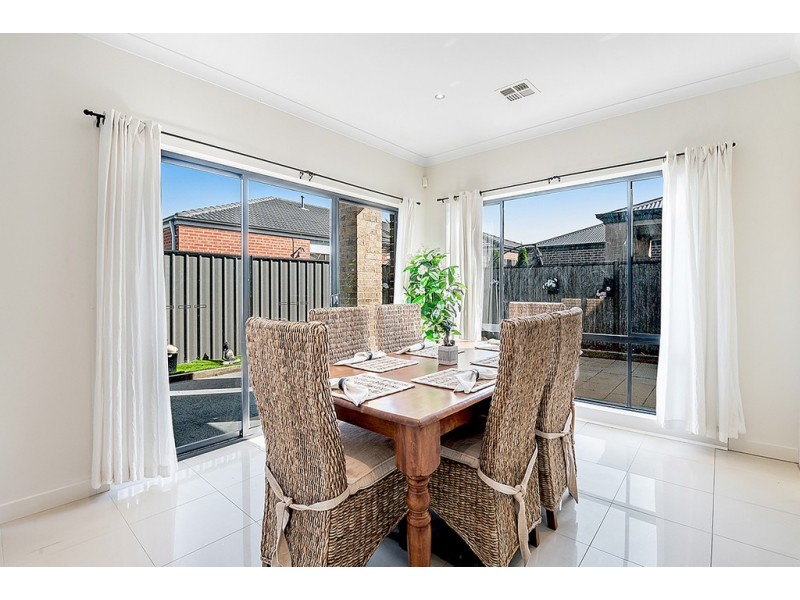 27 Dempster Drive, Craigieburn VIC 3064