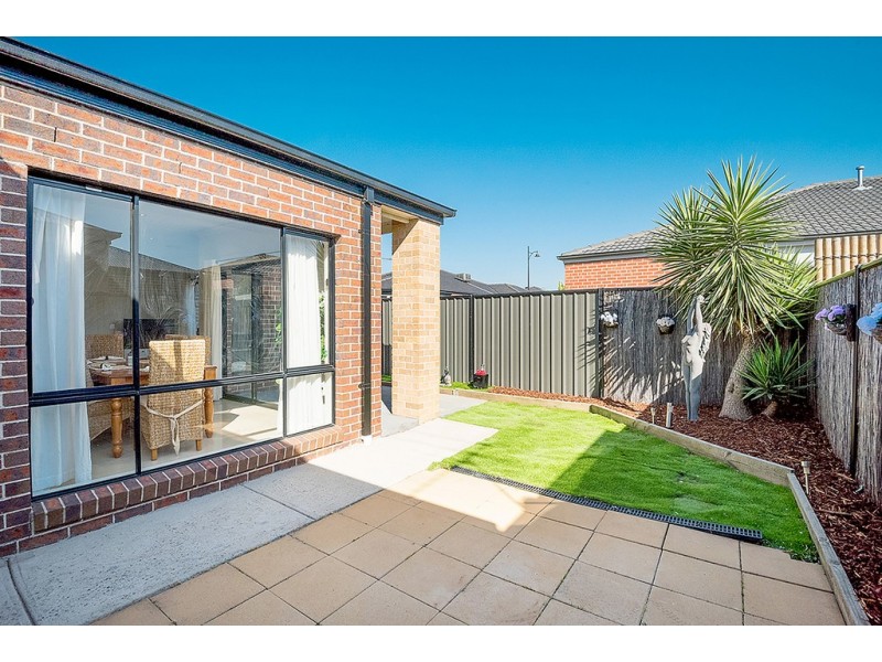27 Dempster Drive, Craigieburn VIC 3064