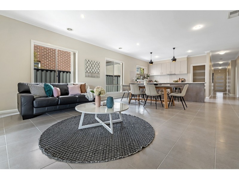 14 Hollows Court, Craigieburn VIC 3064