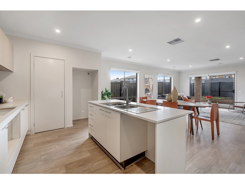 6 Caspian Drive, Craigieburn VIC 3064