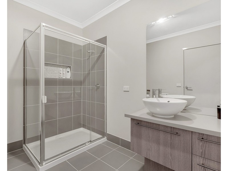 8 Fenland Street, Craigieburn VIC 3064