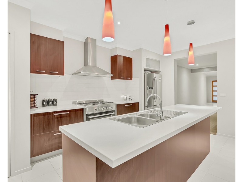 8 Fenland Street, Craigieburn VIC 3064