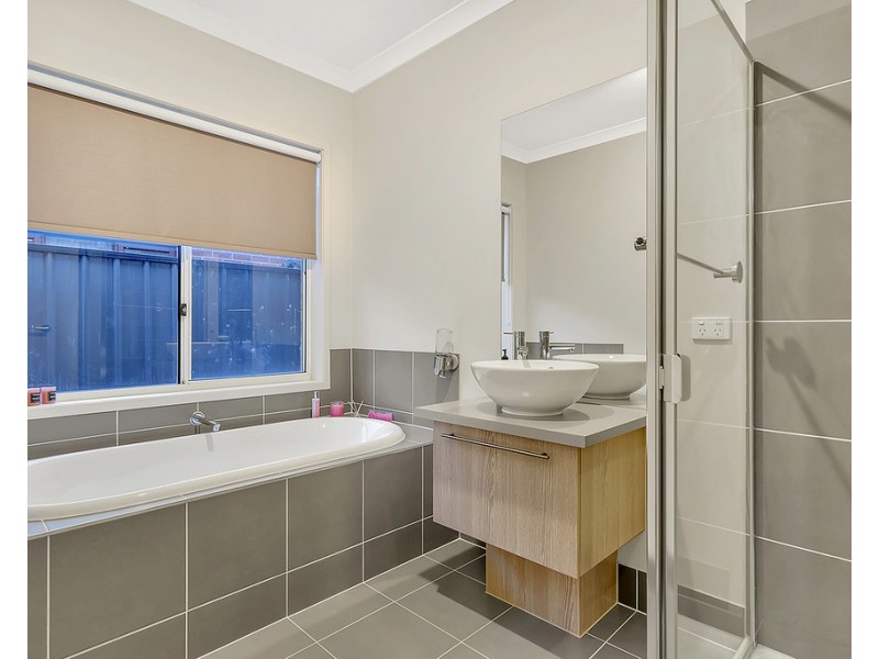 8 Fenland Street, Craigieburn VIC 3064