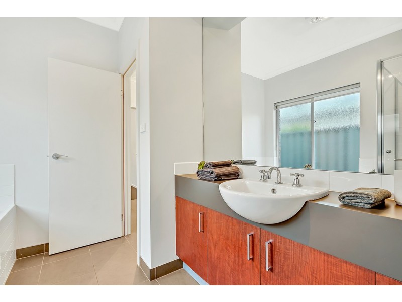 6 Flagstaff Loop, Craigieburn VIC 3064