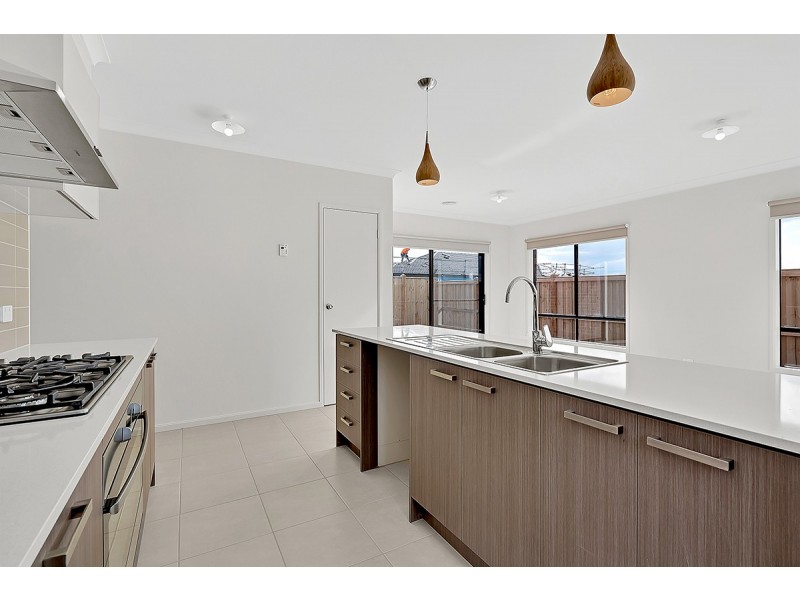 5 Roseneath Way, Mickleham VIC 3064