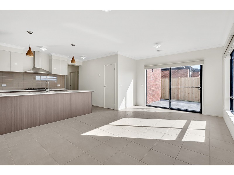 5 Roseneath Way, Mickleham VIC 3064