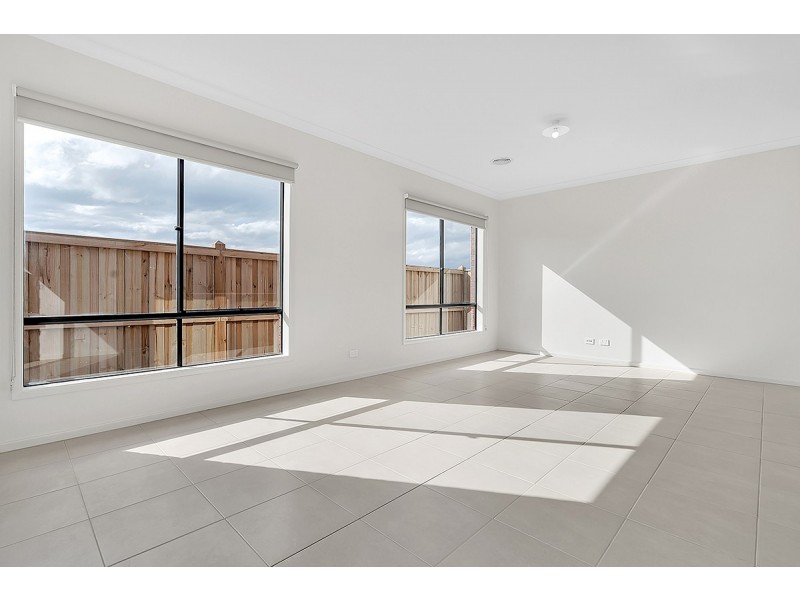 5 Roseneath Way, Mickleham VIC 3064