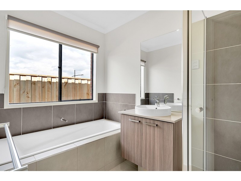 5 Roseneath Way, Mickleham VIC 3064