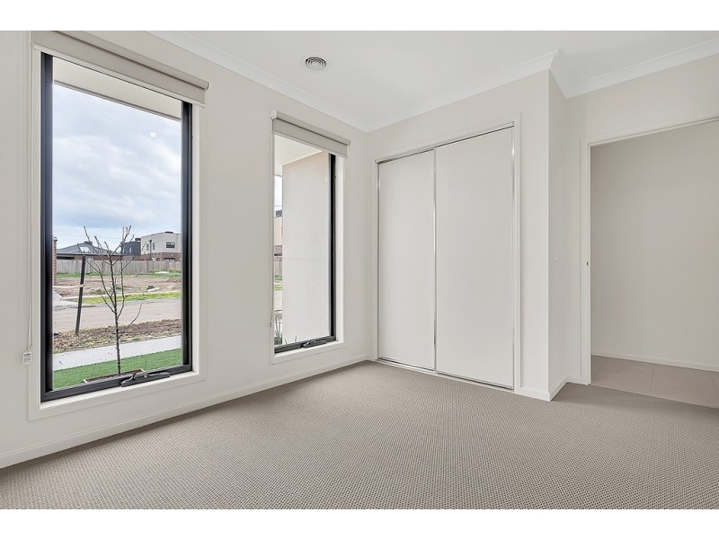 5 Roseneath Way, Mickleham VIC 3064