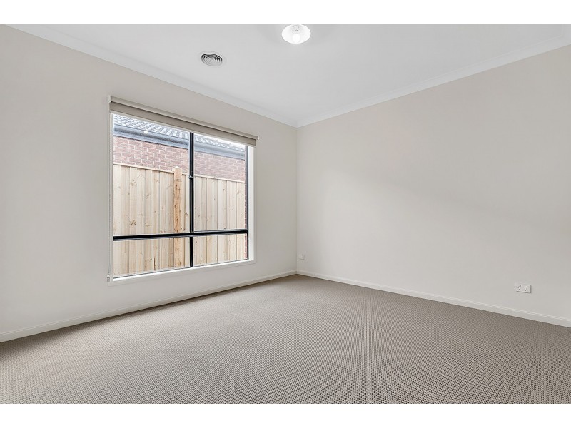 5 Roseneath Way, Mickleham VIC 3064