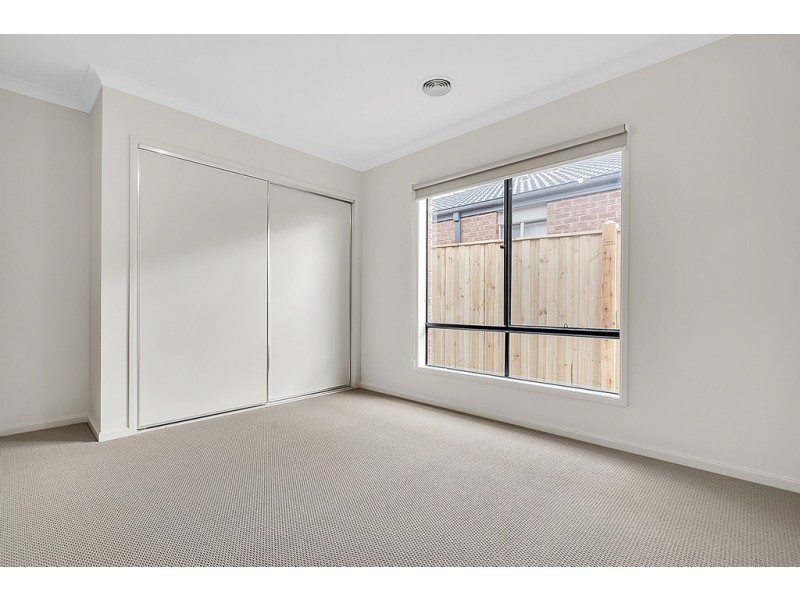 5 Roseneath Way, Mickleham VIC 3064