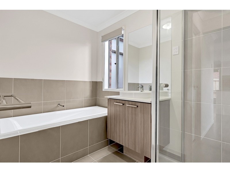 3 Roseneath Way, Mickleham VIC 3064