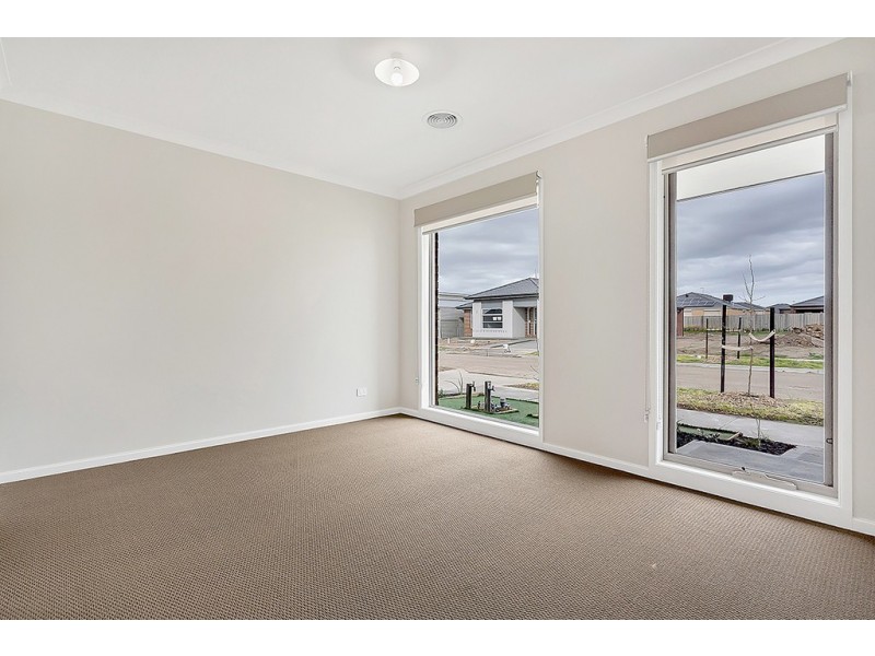 3 Roseneath Way, Mickleham VIC 3064