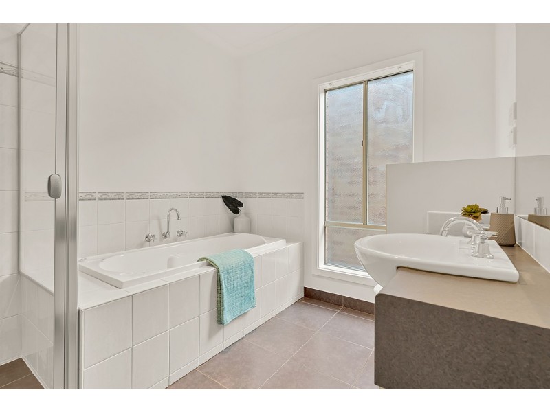 32 Chelsworth Loop, Craigieburn VIC 3064