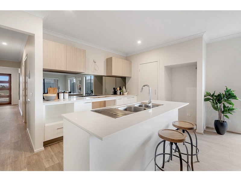 6 Caspian Drive, Craigieburn VIC 3064