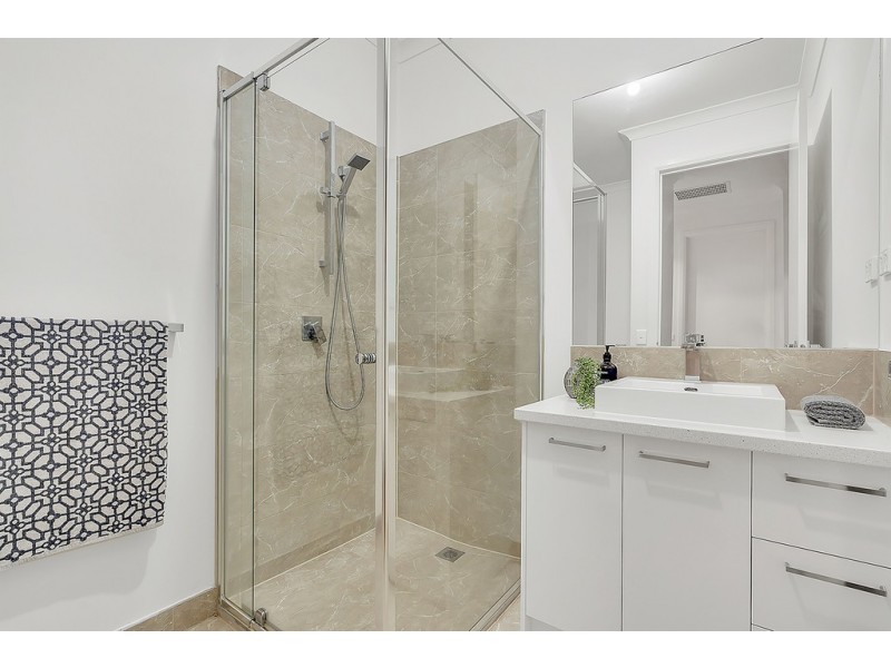 28 Hollington Drive, Mickleham VIC 3064