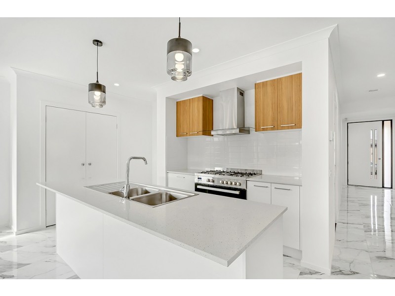 18 Kangaroo Road, Craigieburn VIC 3064