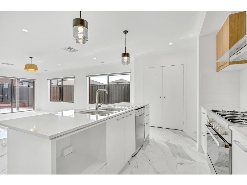 18 Kangaroo Road, Craigieburn VIC 3064