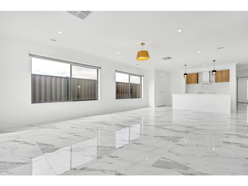 18 Kangaroo Road, Craigieburn VIC 3064