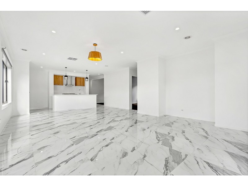 18 Kangaroo Road, Craigieburn VIC 3064