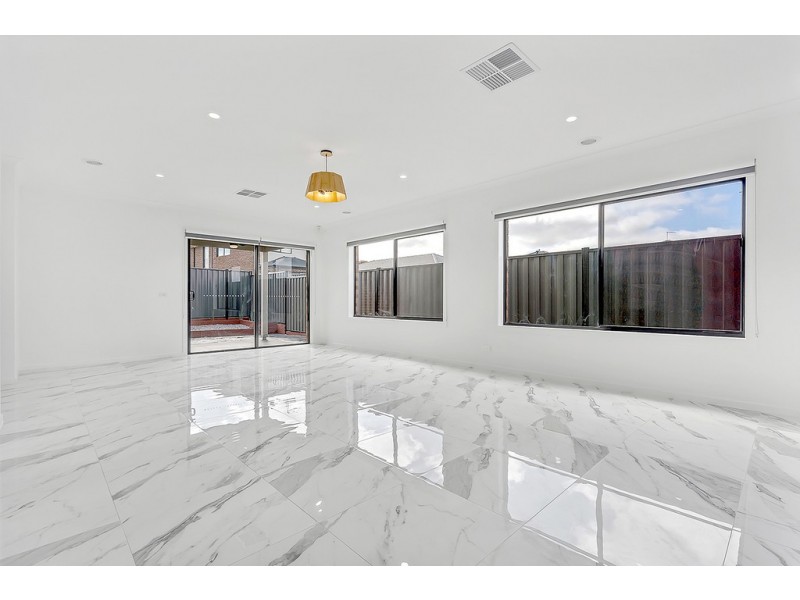 18 Kangaroo Road, Craigieburn VIC 3064