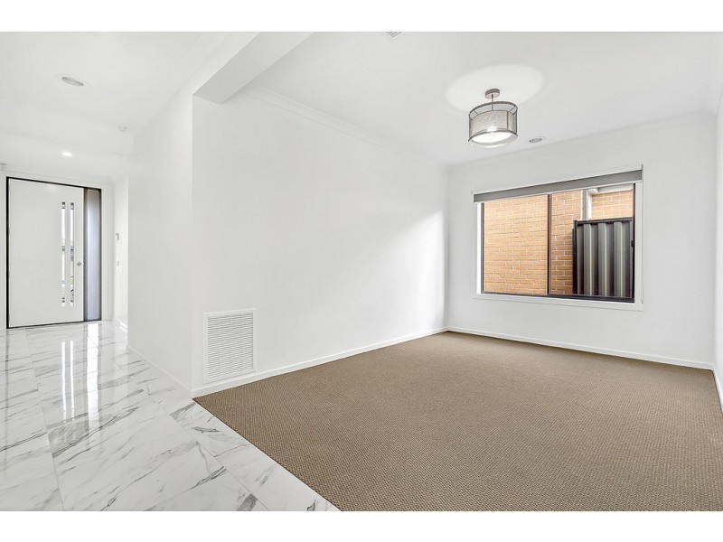 18 Kangaroo Road, Craigieburn VIC 3064