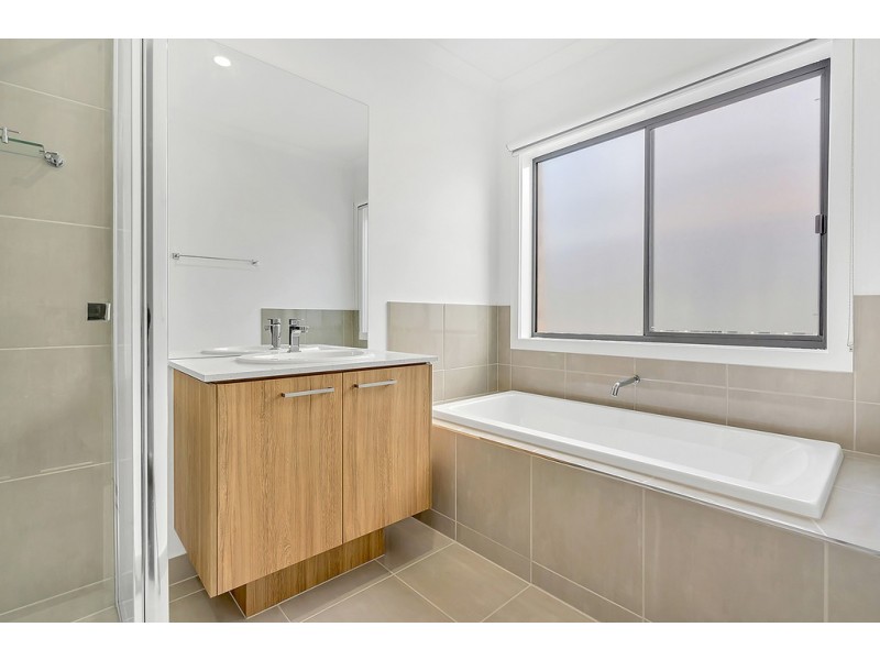 18 Kangaroo Road, Craigieburn VIC 3064