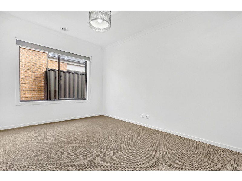 18 Kangaroo Road, Craigieburn VIC 3064