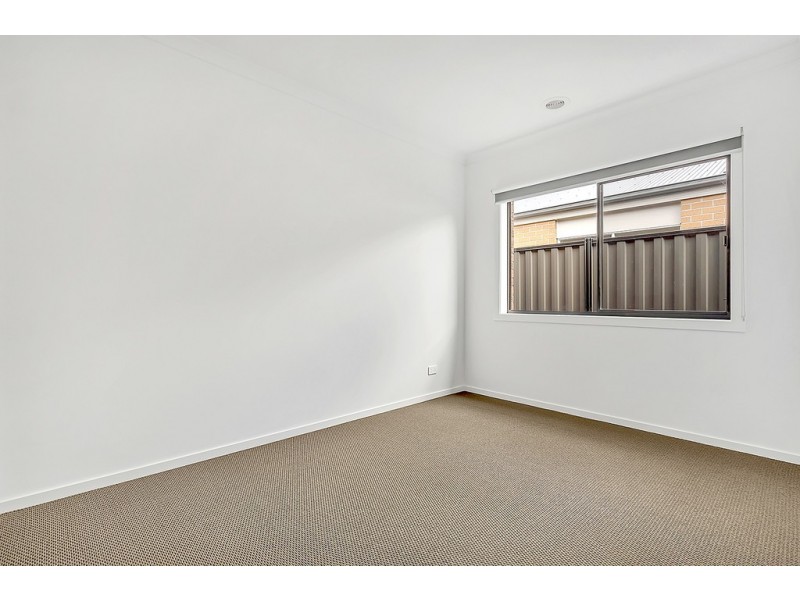 18 Kangaroo Road, Craigieburn VIC 3064